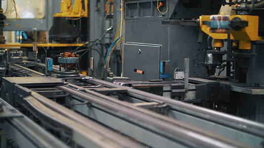 将铜线的金属细节移到工厂的自动输送机上视频的预览图