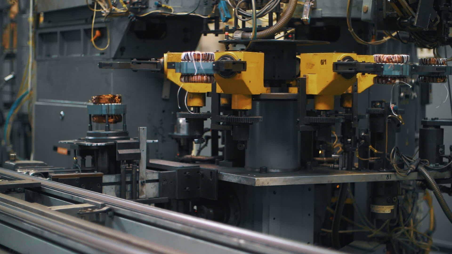 移动铜在工业工厂装配线上的金属细节视频的预览图