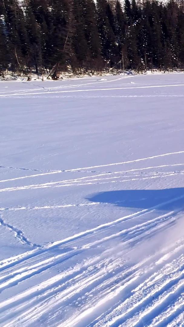 汽车在雪地上飞驰视频的预览图
