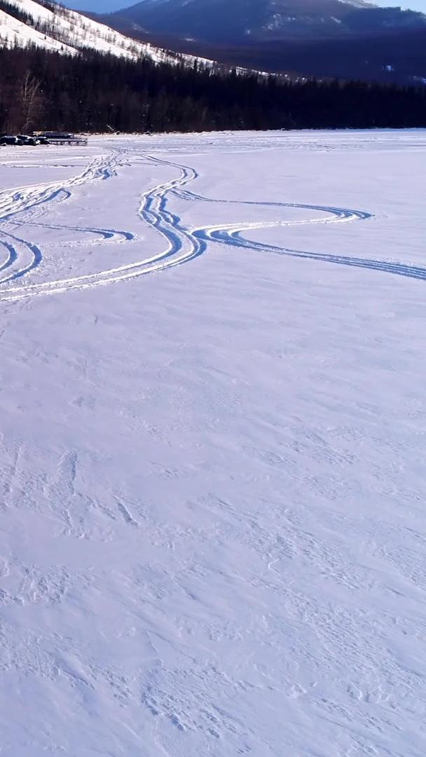 汽车在雪地上飞驰视频的预览图
