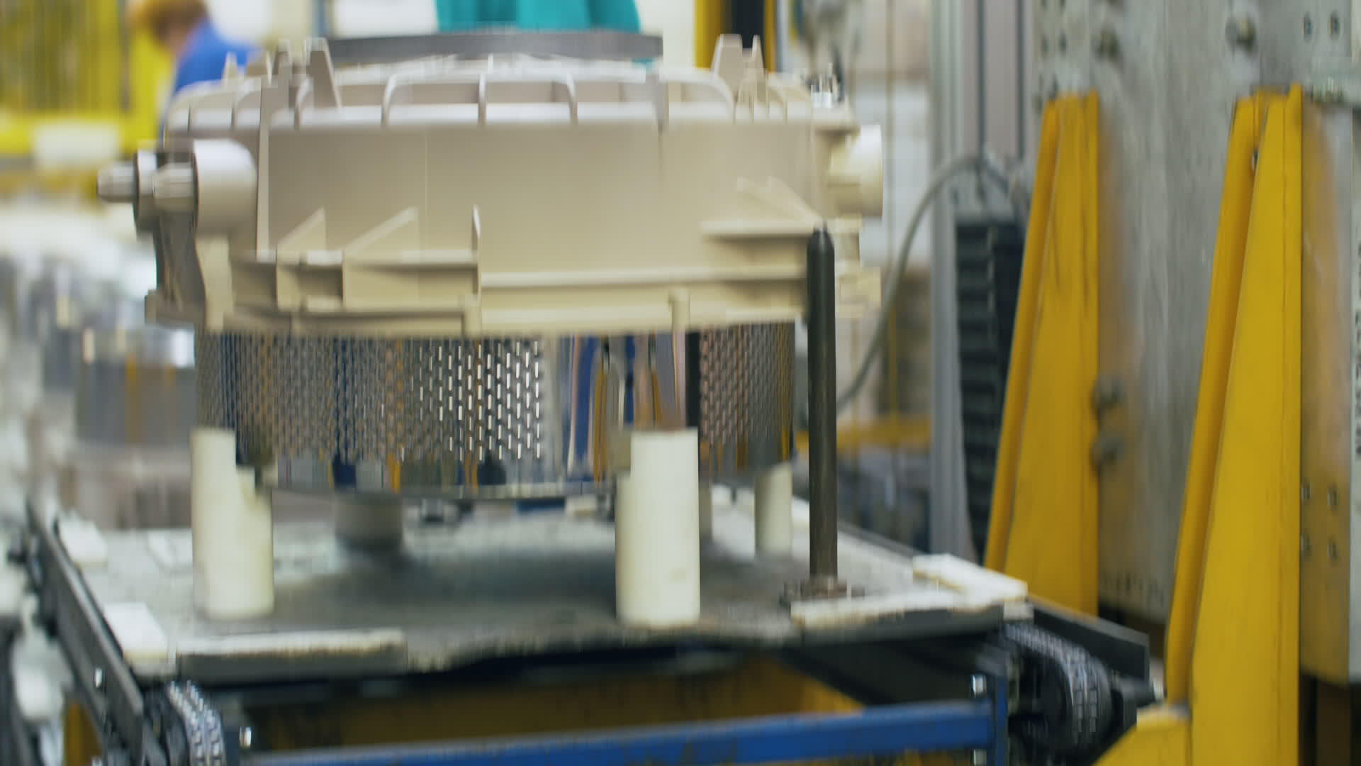 在工厂生产的输送机上移动的洗衣机金属桶视频的预览图