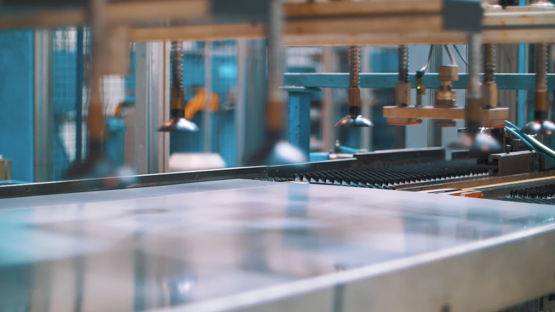 金属板移动到制造商的自动生产线上视频的预览图