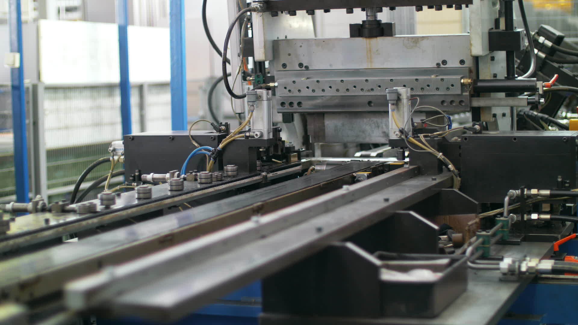 工厂金属板加工机视频的预览图