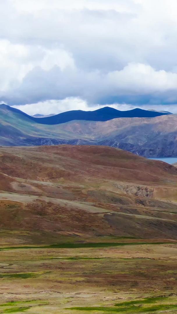 西藏高原地区壮丽的羊湖自然风光视频视频的预览图