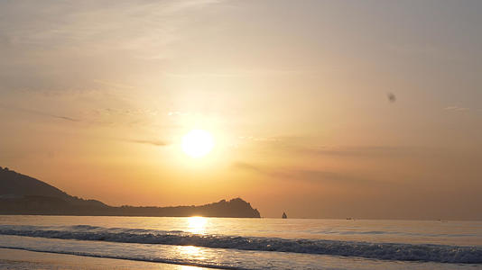 4k青岛石老人清晨的海边日出和沙滩视频的预览图