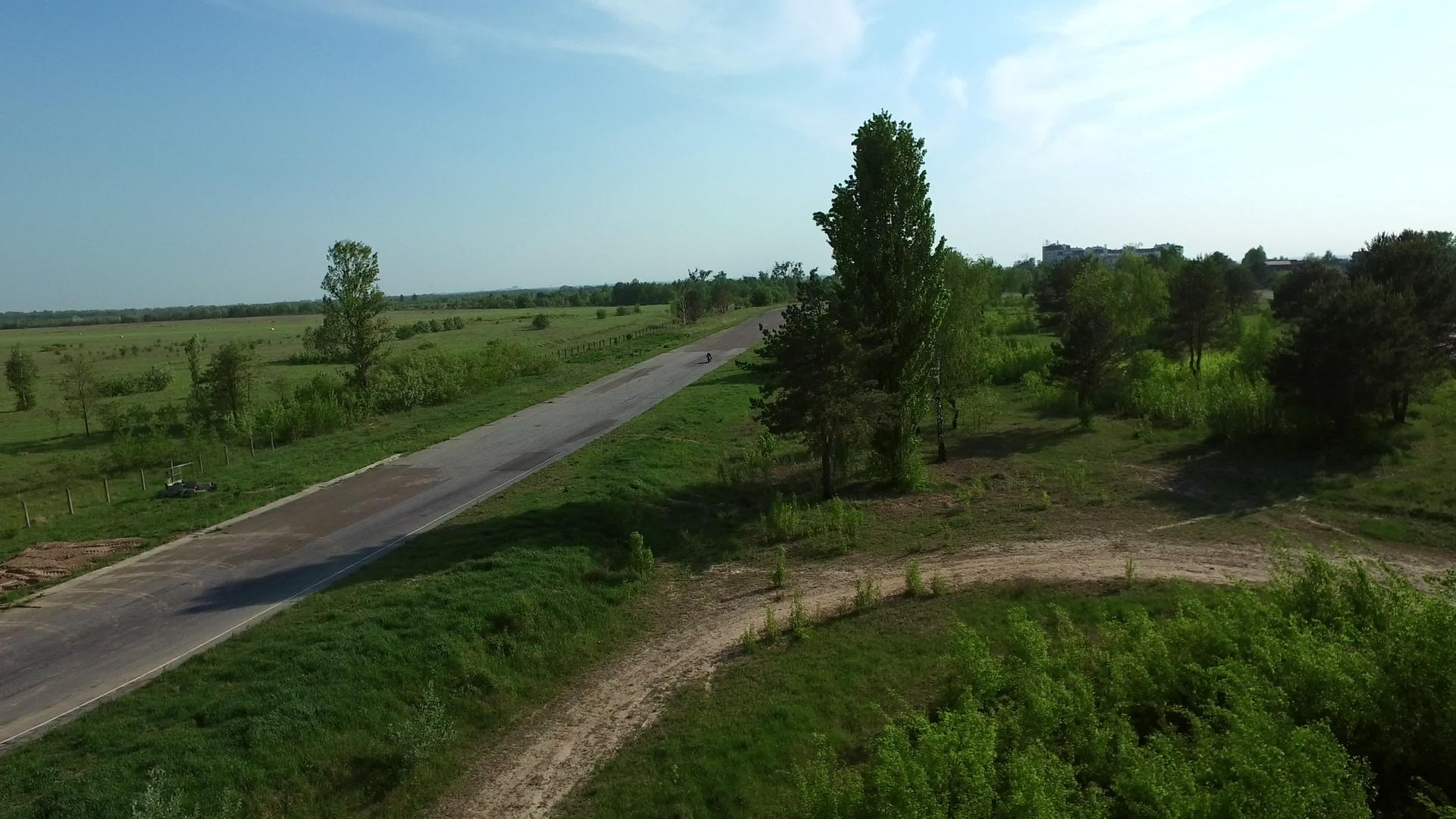 在农村路上骑摩托车手视频的预览图