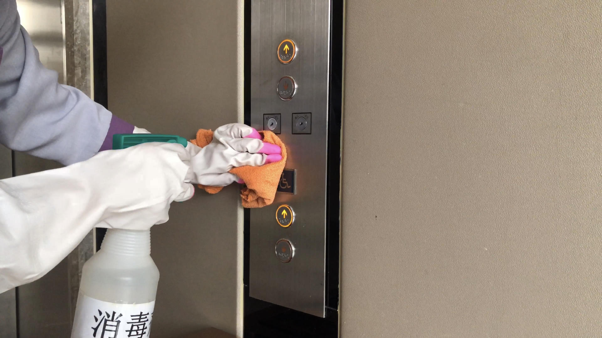 疫情期间消毒水擦拭电梯按钮和台盆视频的预览图