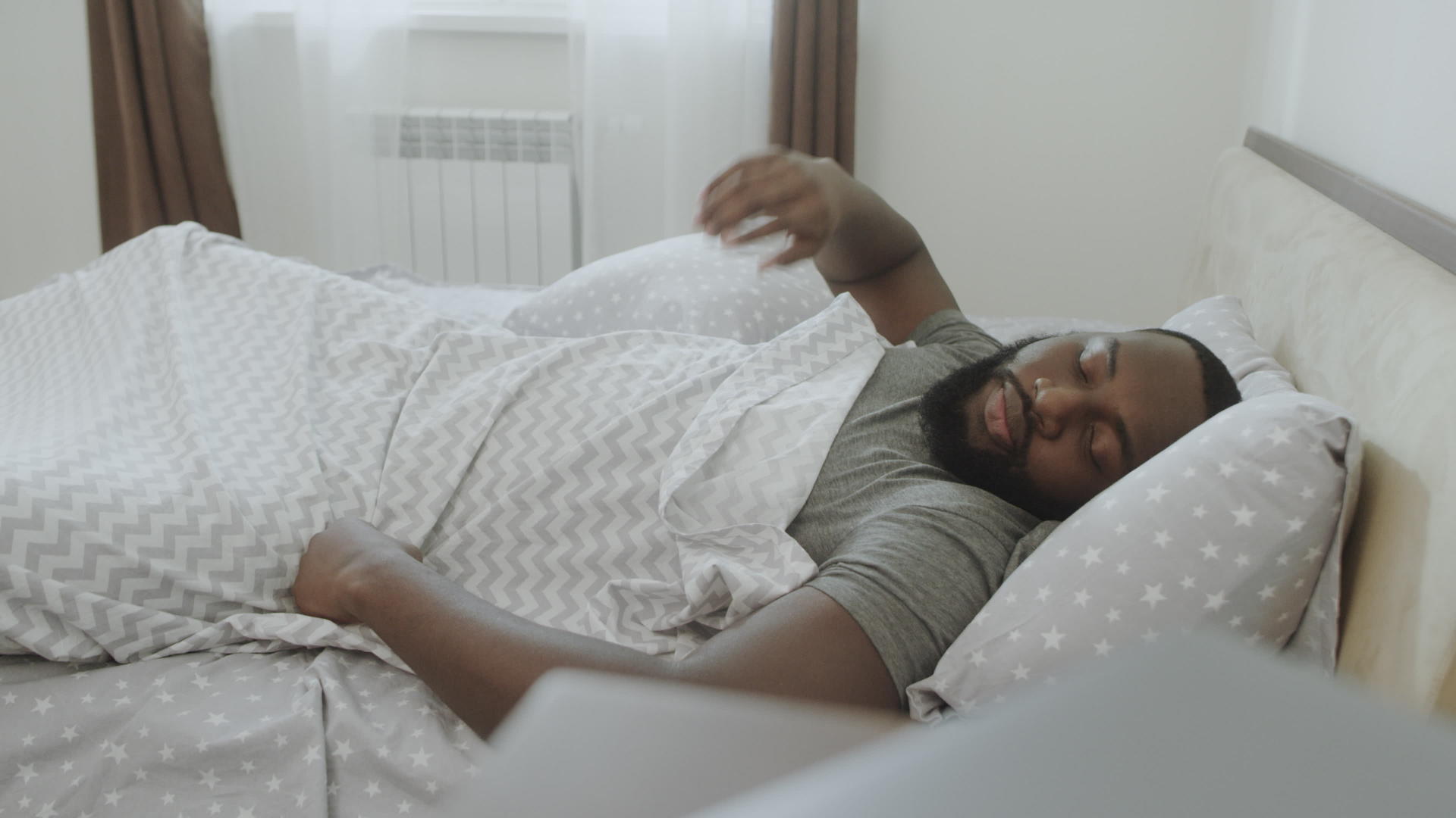 睡过头的男人在卧室起床视频的预览图