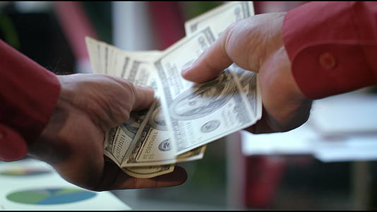 男人用手在银行办公室用现金计钱视频的预览图