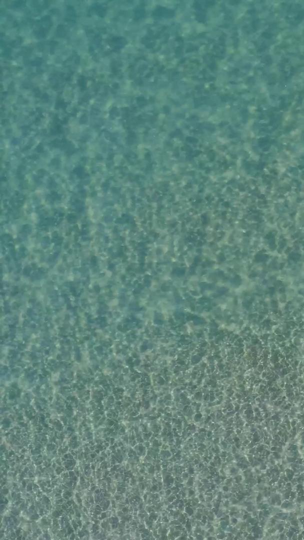 垂直航拍清澈见底的海水波光粼粼视频的预览图