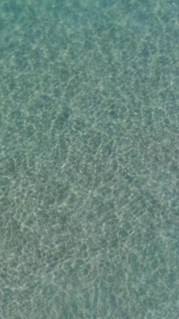 垂直航拍清澈见底的海水波光粼粼视频的预览图