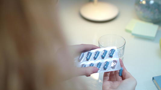 服用避孕药的病人视频的预览图