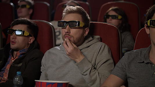 电影院3D眼镜的人视频的预览图