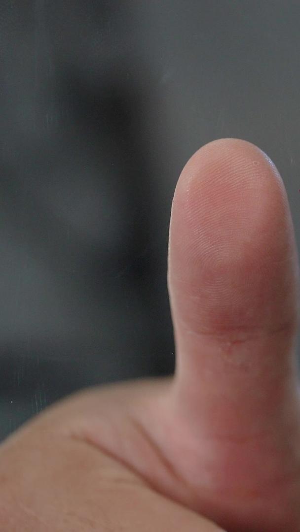 男士商务拇指按压玻璃技术指纹合成底图视频的预览图