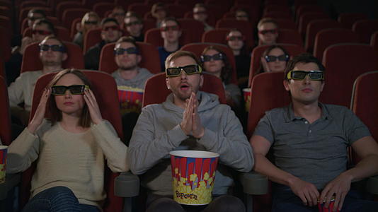 在电影院穿3D电影眼镜的人视频的预览图