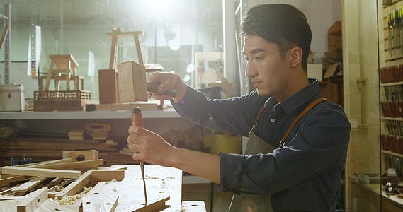 4k手工艺人木匠匠心制作敲打木制品升格视频视频的预览图