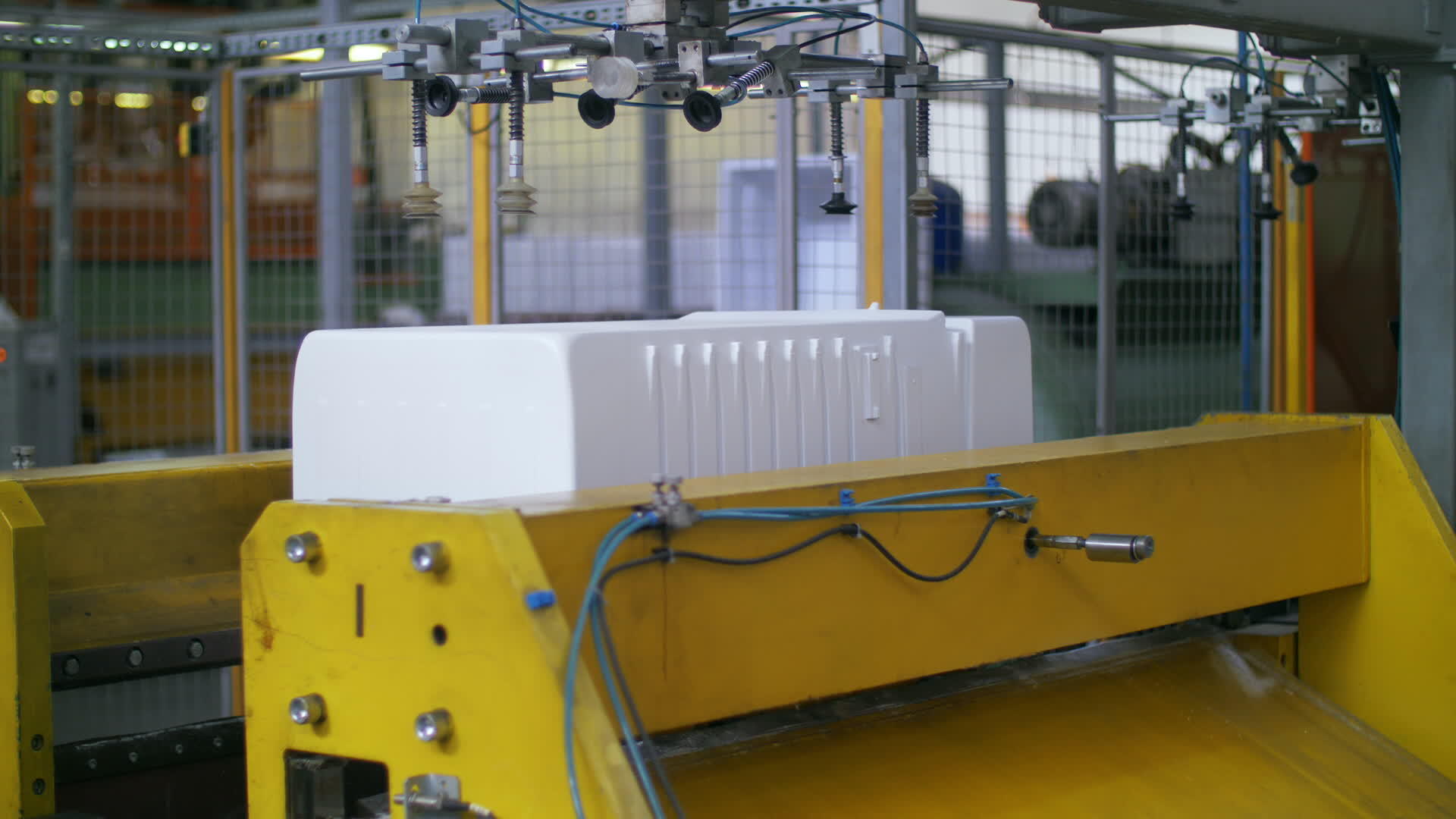 冰箱工厂电传线的塑料容器视频的预览图
