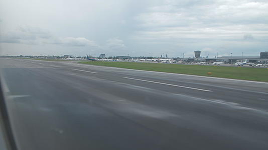 从飞机降落在后场跑道上的飞机窗口角度视频的预览图