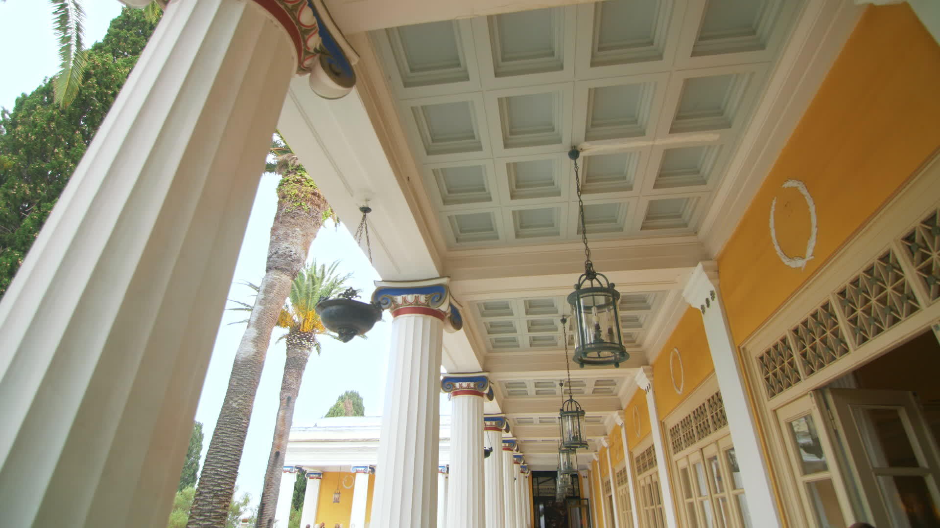 灯笼挂在有棕榈树的天花板上视频的预览图