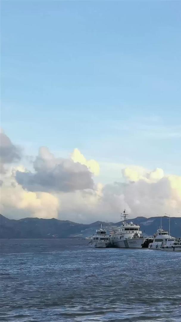 游艇船停靠在码头岸边视频的预览图