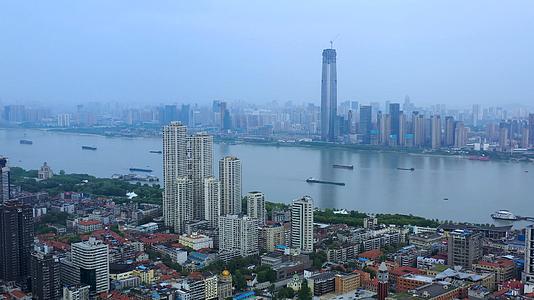航拍武汉长江风光和两岸建筑群视频的预览图
