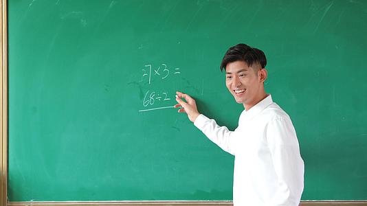 4k数学老师在黑板上写题目视频的预览图