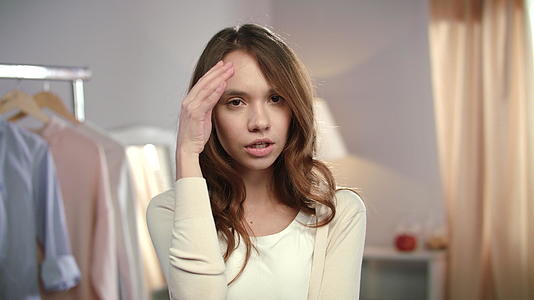 年轻女性的肖像站在家庭衣柜前视频的预览图