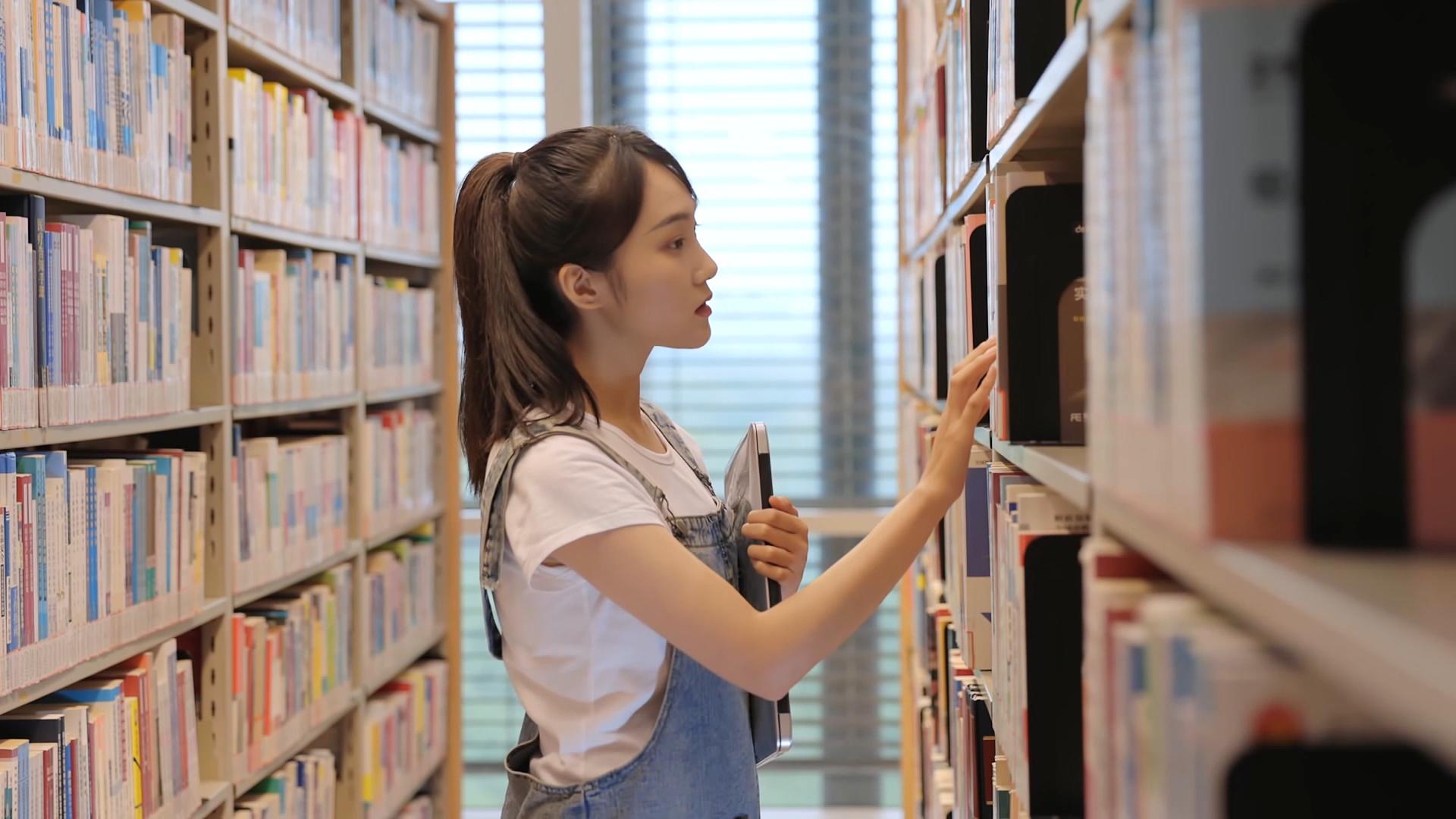 女生起身去书架上取书视频的预览图