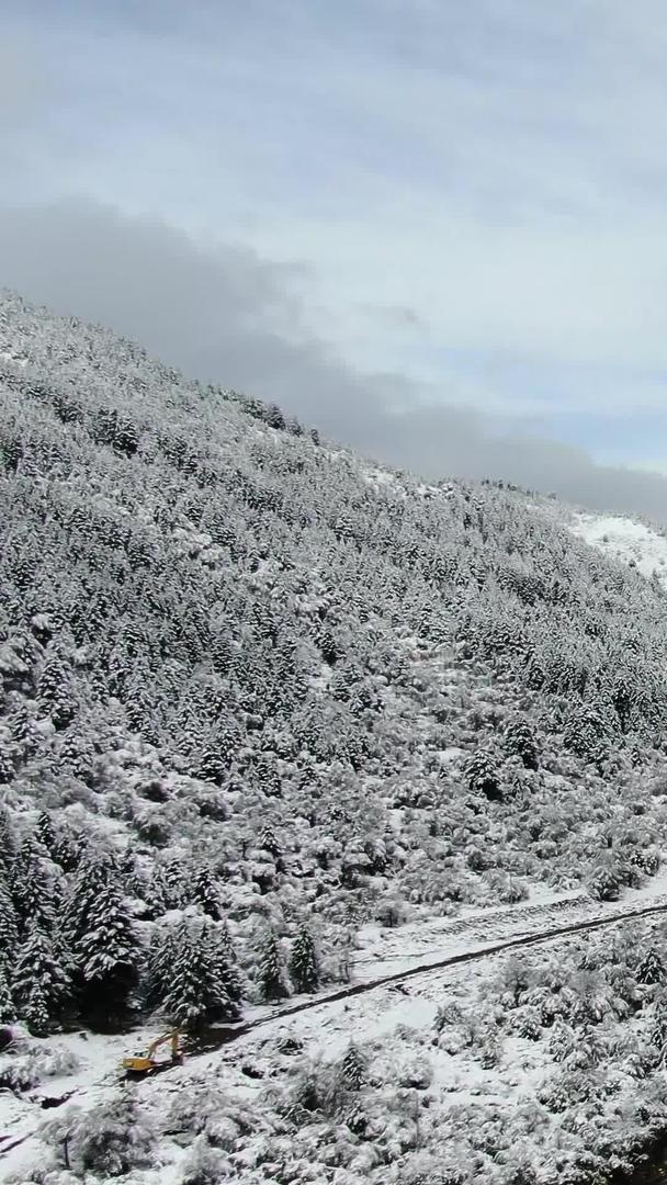 拍摄川西高原山下雪景视频视频的预览图