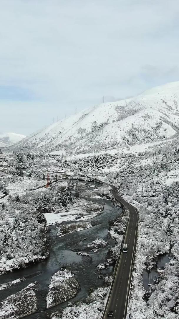 拍摄川西高原山下雪景视频视频的预览图