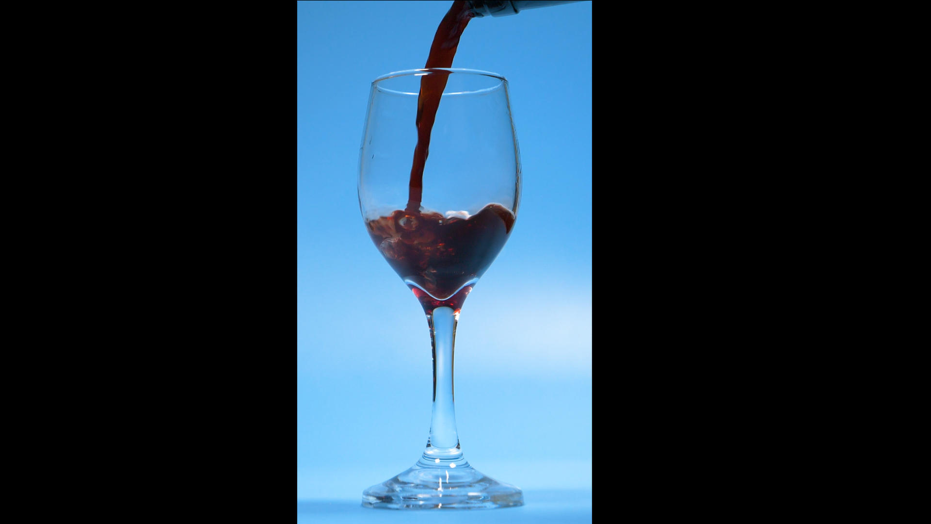 4k竖构图高脚杯倒红酒240帧升格视频的预览图