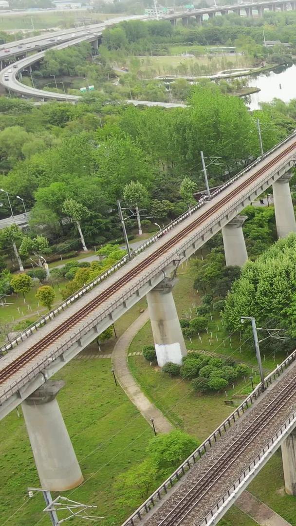 航拍城市交通轨道上飞驰而过的高铁列车素材视频的预览图