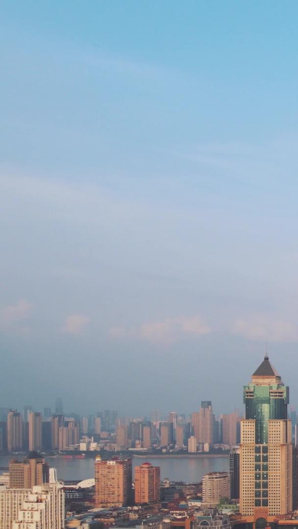 移动延时摄影航拍风景城市蓝天白云云城市天际线素材流动视频的预览图