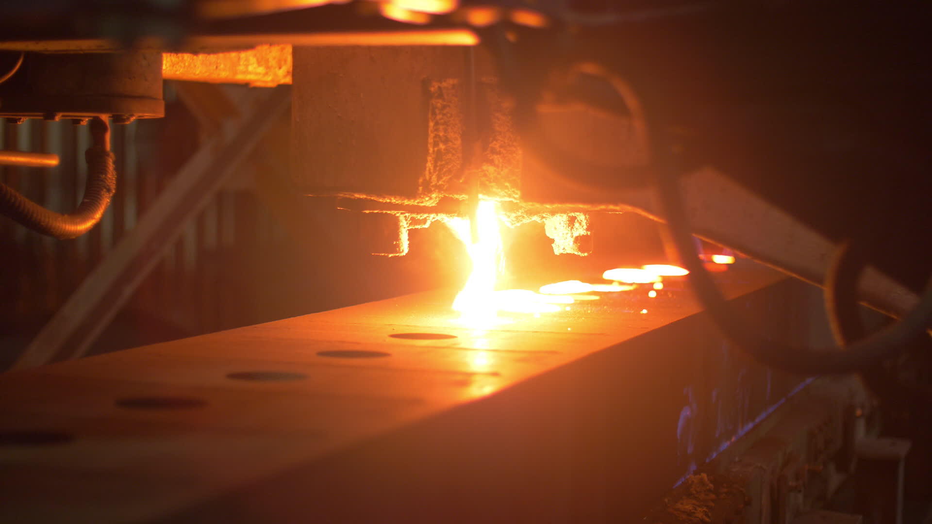熔融金属加工过程中冶金厂元件的形成视频的预览图