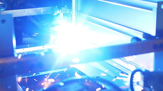 金属焊接工艺部分在工厂自动机器上视频的预览图
