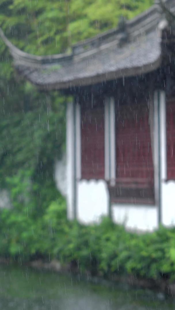 江南南部雨天建筑视频的预览图