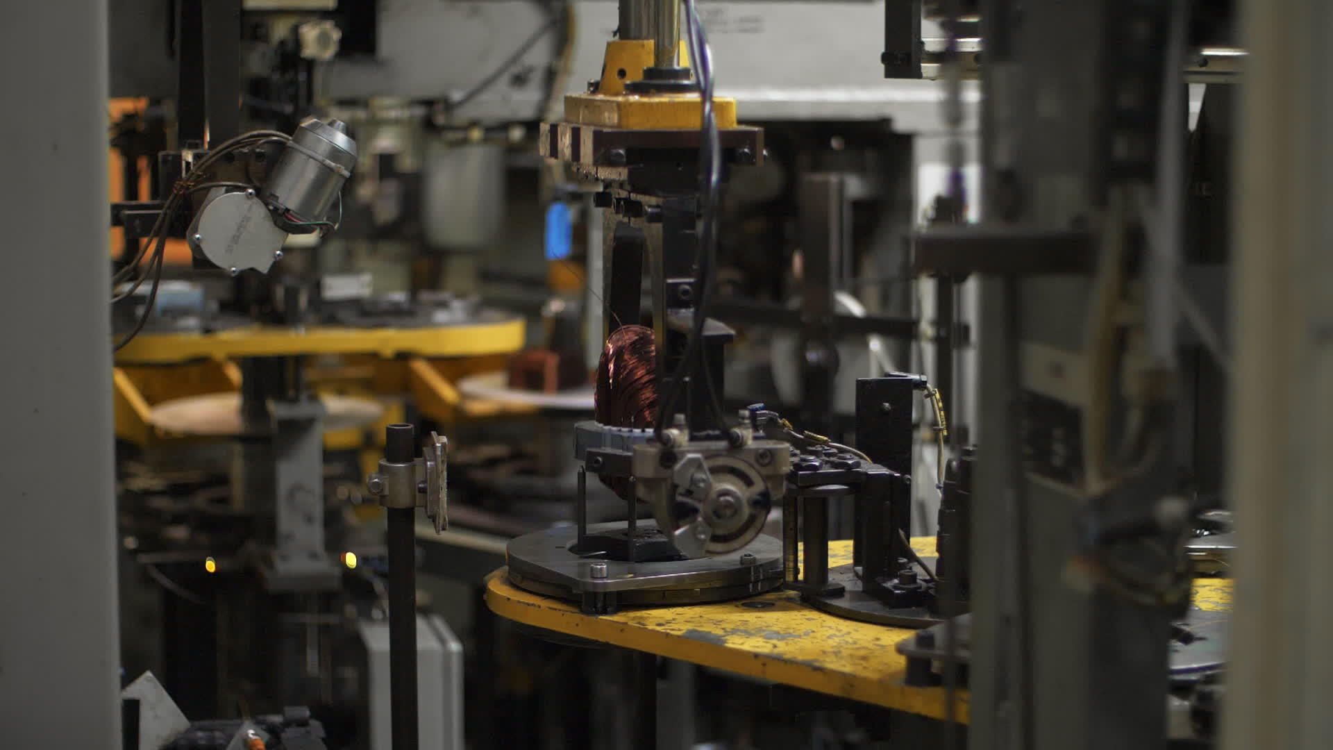 在工厂的自动设备上生产铜线视频的预览图