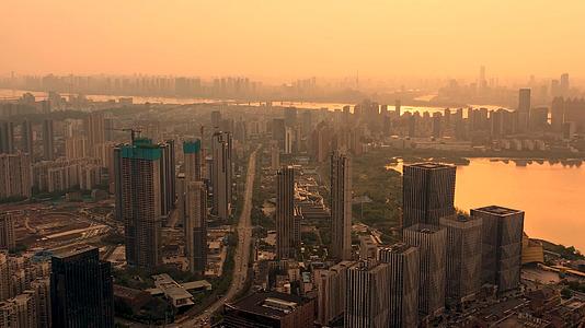 航拍夕阳下的武汉武昌城区和远眺长江大桥视频的预览图