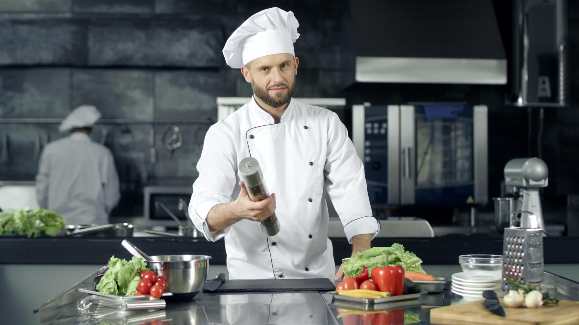 专业厨师准备在厨房做饭视频的预览图