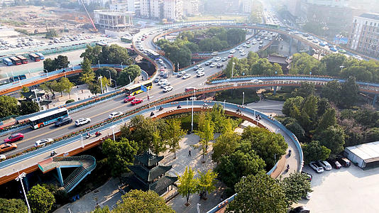 航拍南昌拥堵的交通视频的预览图