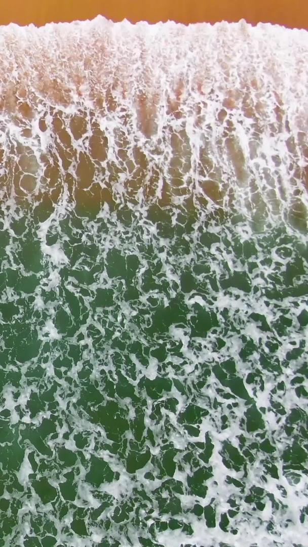 福建平潭岛南湾航拍视频绿色海浪沙滩视频视频的预览图