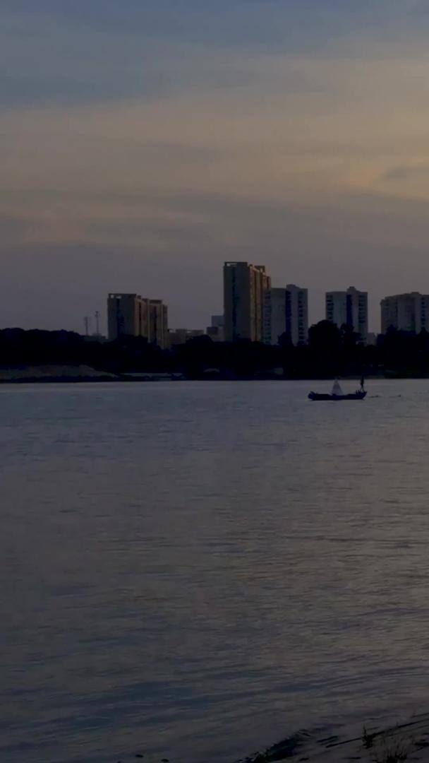 夕阳下江边亲子玩水的人群素材视频的预览图