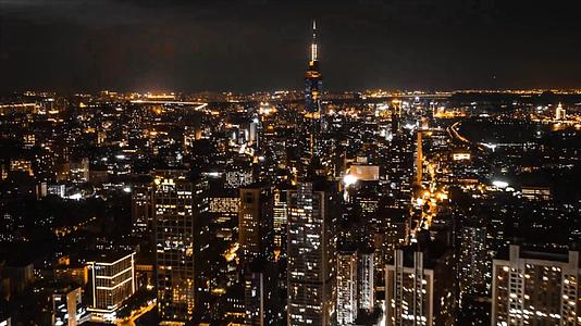 4K航拍延时南京天际线夜景黑金色调紫峰大厦CBD视频的预览图