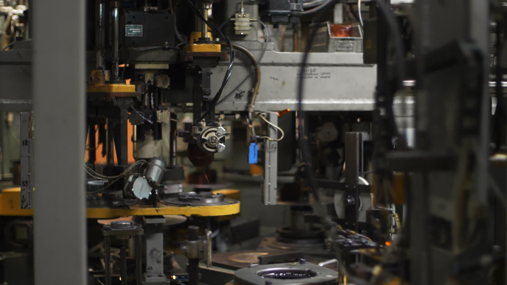 机器人设备在工厂移动铜线视频的预览图