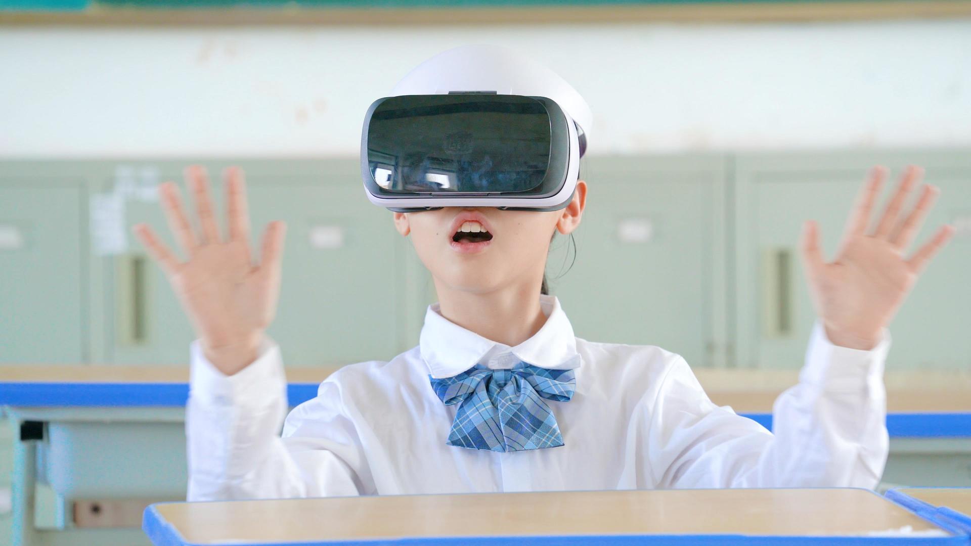 4k小学生使用VR眼镜体验交互技术视频的预览图
