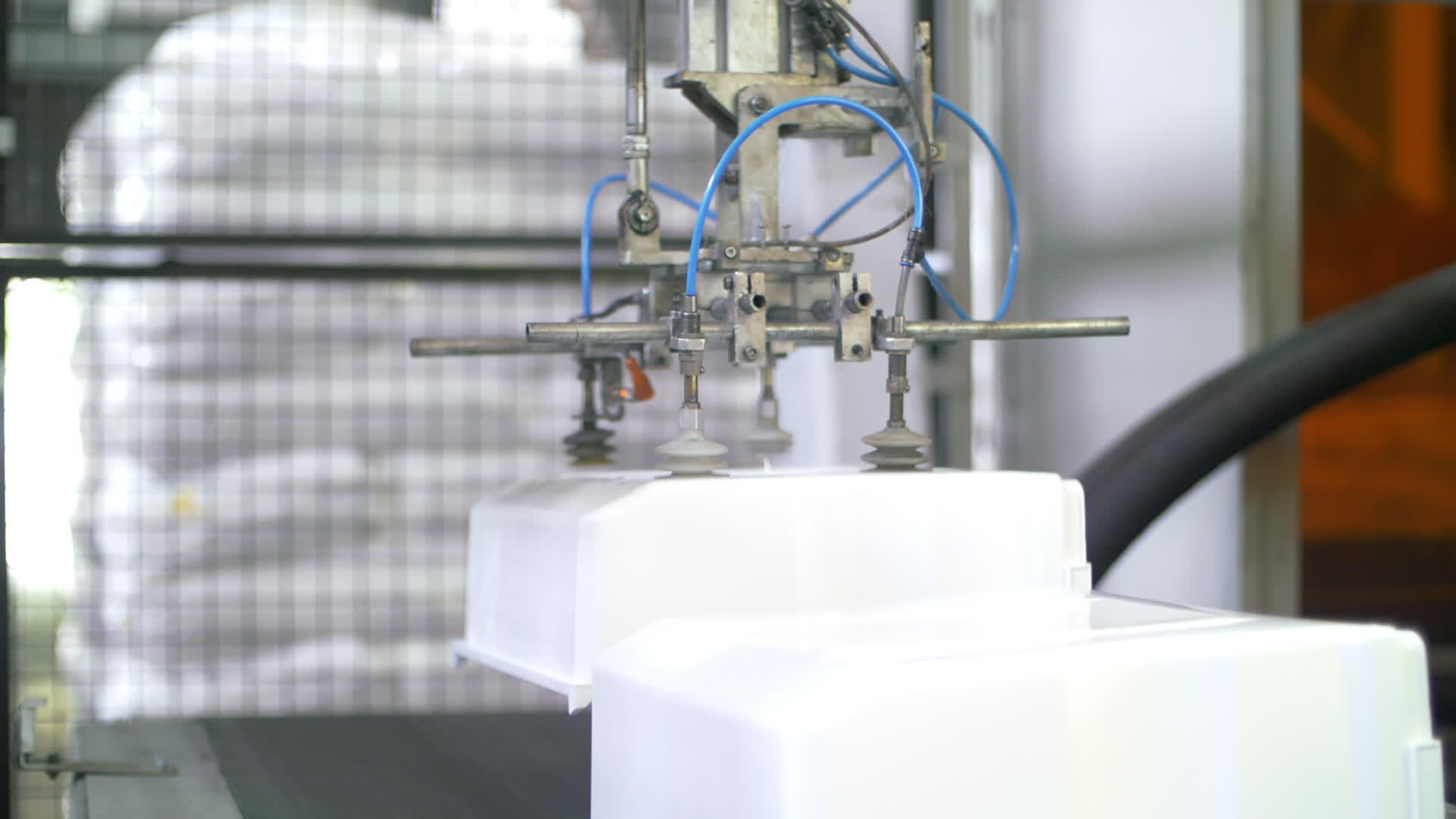 机器人控制将塑料容量移动到工厂的传送带上视频的预览图