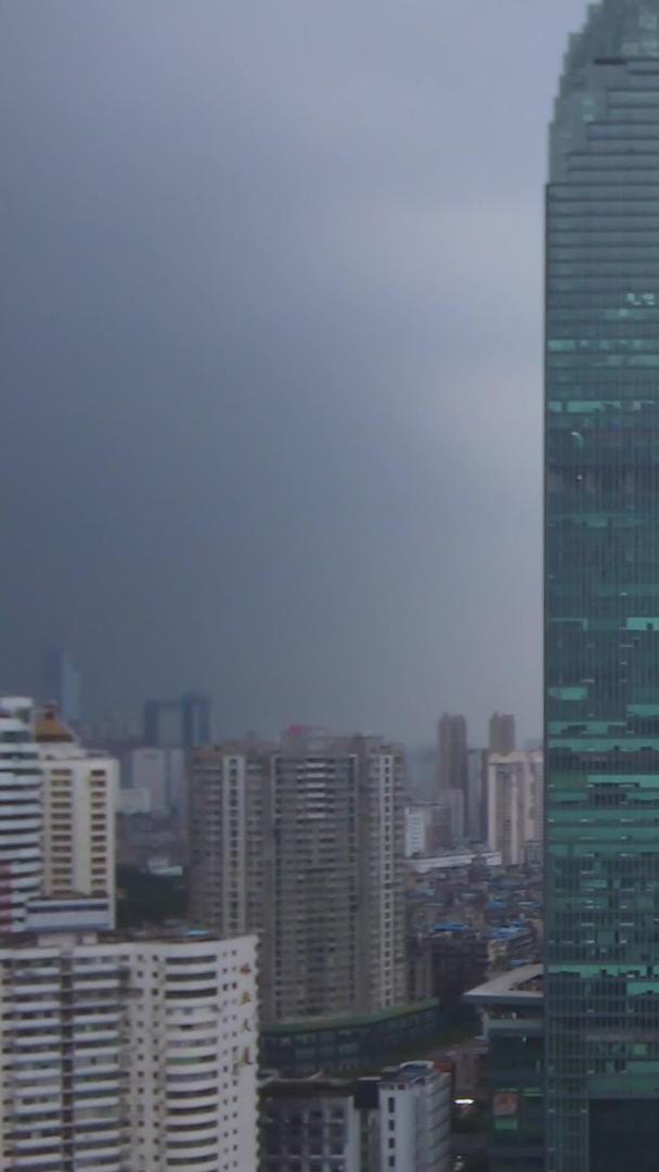移动延时摄影航拍风景城市暴风雨前的乌云流动天空商务金融中心地标天际线城市交通建设材料视频的预览图