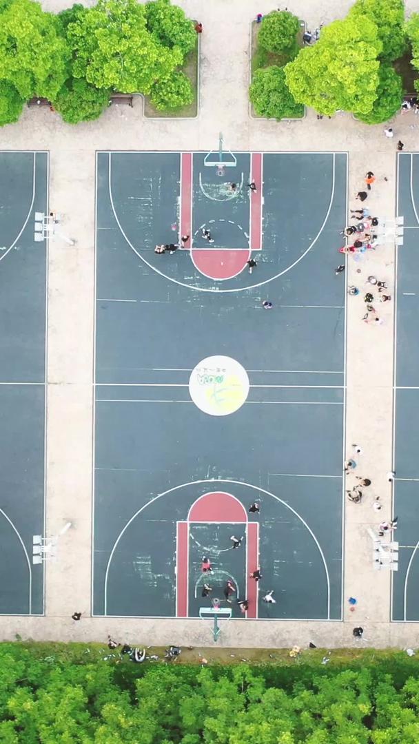 人类体育素材的航拍城市篮球场足球场运动视频的预览图