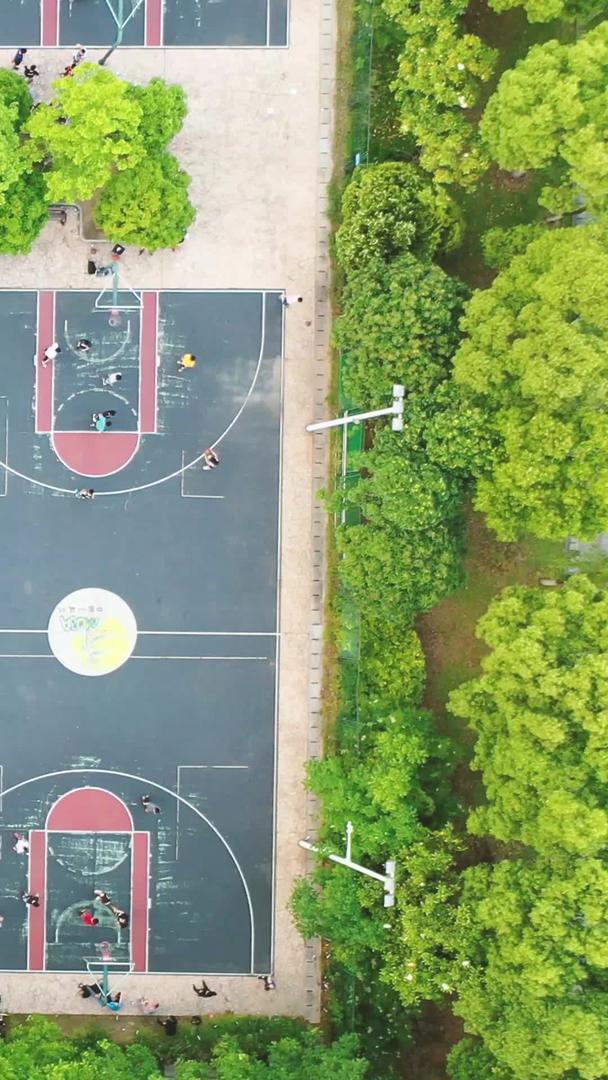 人类体育素材的航拍城市篮球场足球场运动视频的预览图