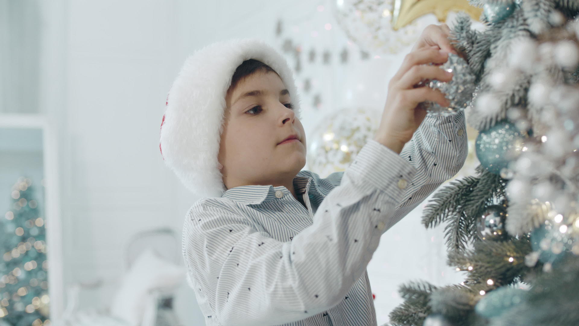 男孩在客厅里装饰圣诞树视频的预览图